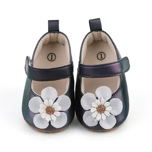 Detailansicht von Baby Mary Jane Schuhen mit irisierendem Finish und Blumen-Patch