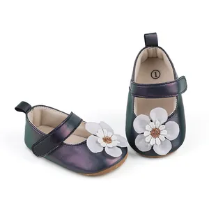 Schillernde lila und grüne Lauflernschuhe für Babys von 0-1 Jahr mit weißem Blumendetail