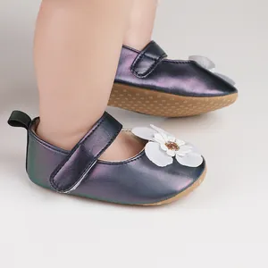 Nahaufnahme von lilafarbenen Baby-Lauflernschuhen mit weißem Blumen-Dekor und Glanzeffekt