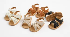Gedetailleerd overzicht van gevlochten babysandalen in diverse kleuren met zachte zolen