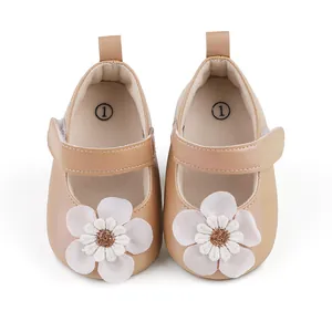 Nahaufnahme der Blumenapplikation und der weichen Lederstruktur dieser Babyschuhe