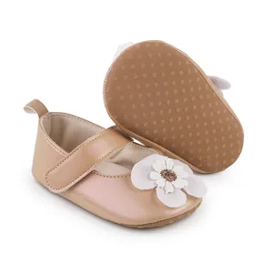 Detail der Lauflernschuhe für Babys mit rutschfester Sohle und weißer Blume