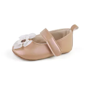 Detailansicht champagnerrosa Lauflernschuh für Babys mit weißer Stoffblume aus Kunstleder