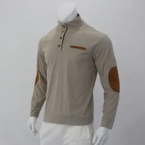 Detailansicht eines beigen Herren-Cordpullovers mit Stehkragen und braunen Ellbogen-Patches
