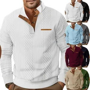 Detalle de sudadera de punto jacquard para hombre con cuello alto en varios colores.
