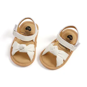 Hoogwaardige witte baby sandalen van kunstleer met decoratieve strik en zachte zool detail
