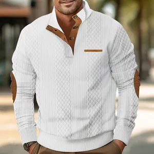 Vista detallada de jersey jacquard blanco para hombre con cuello de botones en contraste marrón.