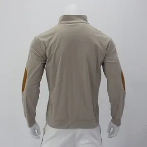 Rückansicht eines beigen Cord-Sweatshirts für Herren mit braunen Ellbogen-Patches
