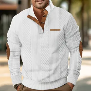 Primer plano de sudadera blanca con relieve para hombre y cuello con botones marrón