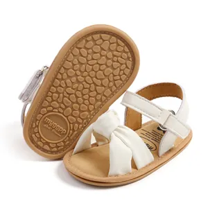 Witte babysandalen voor meisjes met strik en zachte antislip rubberen zool.