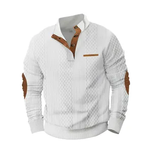 Vista detallada de la sudadera blanca para hombre con textura jacquard y coderas marrones.