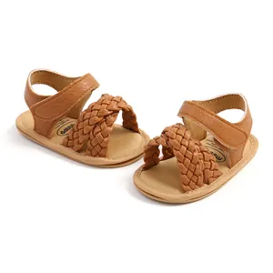 Gedetailleerd overzicht van bruine geweven baby sandalen met zachte zool en velcro