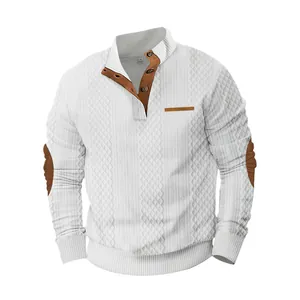 Detalle de sudadera jacquard blanca para hombre con elegantes parches de cuero en los codos