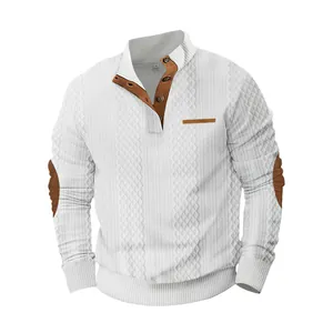Sudadera hombre blanca con cuello alto, textura de diamante y coderas marrones contraste