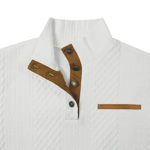 Primer plano detallado de la tela de jacquard blanca y cuello de ante en sudadera