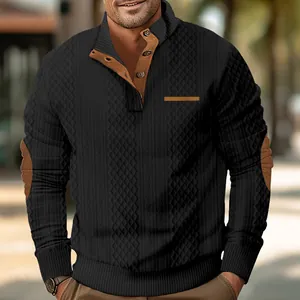 Primer plano de jersey negro jacquard para hombre con cuello marrón y coderas de color