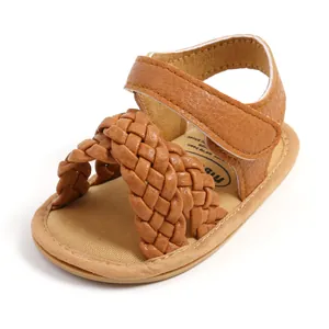 Detailweergave van gevlochten babysandalen met zachte zool en klittenbandsluiting