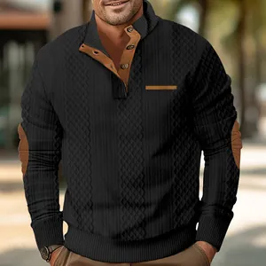 Vista detallada de la sudadera jacquard negra para hombre con cuello alto de cuero marrón