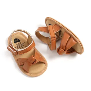 Comfortabele bruine babysandalen met zachte zool en een elegant knoopontwerp voor de zomer