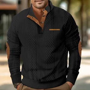 Vista detallada de sudadera de jacquard negra para hombre con cuello y coderas en color marrón