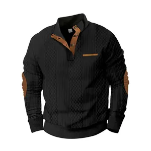 Detalle de la sudadera acolchada negra para hombre con cuello levantado marrón