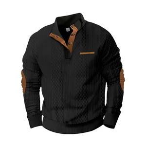 Vista detallada del tejido jacquard y coderas de gamuza en esta chaqueta negra para hombre.