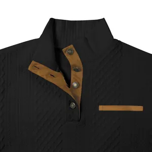 Primer plano de sudadera de jacquard negra para hombre con cuello alto y ribete marrón