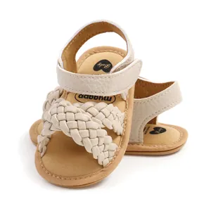 Detail van beige geweven baby sandalen met een zachte zool en handige klittenbandsluiting