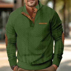 Detalle de la sudadera de hombre verde oliva con cuello alto y textura jacquard de lujo