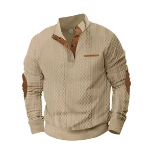 Vista frontal detallada de sudadera jacquard beige para hombre con detalles en cuero