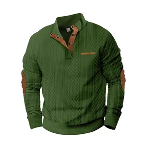 Vista detallada de la chaqueta de jacquard verde para hombre con parches marrones