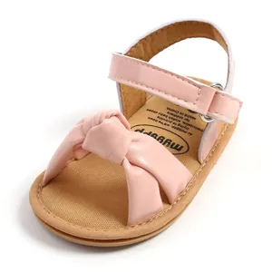 Close-up van stijlvolle roze babysandalen met een schattige strik en een comfortabele zachte zool