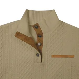Primer plano detallado de la sudadera de jacquard caqui con cuello alto y botones