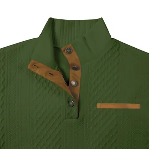 Vista detallada de un jersey de jacquard verde oliva para hombre con cuello de botones