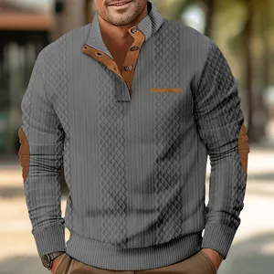 Detalle de sudadera jacquard gris para hombre con cuello alto y parches en codos.