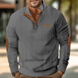 Detalle del tejido acolchado gris y el cuello con botones marrones de la sudadera para hombre.