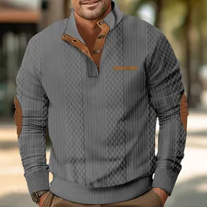 Detalle de sudadera jacquard gris para hombre con cuello alto y parches en los codos marrones.