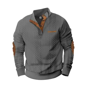 Sudadera gris de jacquard para hombre con cuello alto y coderas de cuero sintético marrón