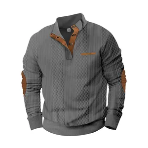 Detalle de la textura de la sudadera gris para hombre con cuello alto y jacquard