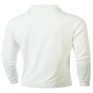 Gedetailleerd achteraanzicht van wit herenpoloshirt met lange mouwen en ribtextuur
