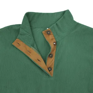 Détail du col de sweat-shirt vert côtelé avec patte de boutonnage marron