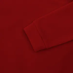 Vista dettagliata del polsino a coste di alta qualità su una felpa in pile rosso scuro da uomo casual