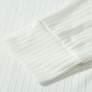 Detailopname van de geribbelde manchet van een wit poloshirt met lange mouwen voor heren