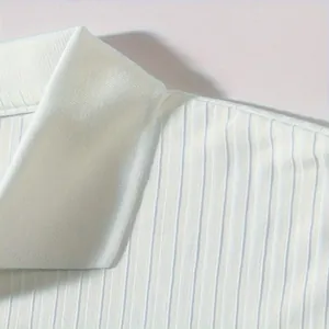 Macrodetail van wit herenpoloshirt met verticale ribtextuur en nette stiksels bij de kraag