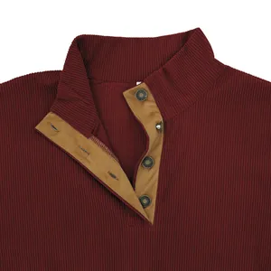Vue détaillée d'un sweat en velours côtelé bordeaux avec col montant et patte contrastée