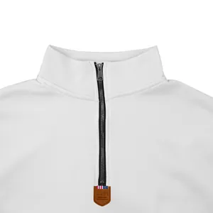 Nahaufnahme eines weißen, fleecegefütterten Sweatshirts mit Stehkragen und halbem Reißverschluss