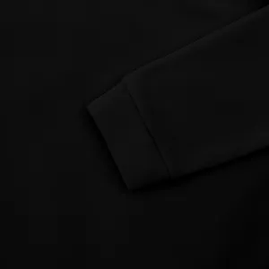 Detailaufnahme des Rippbündchens an einem schweren schwarzen Herren-Hoodie mit feiner Naht.