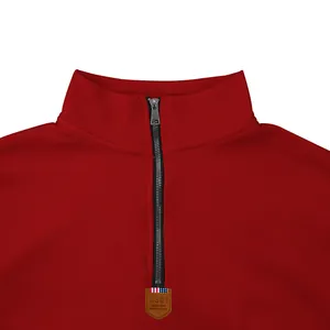 Detailansicht des roten Herren-Sweatshirts mit halbem Reißverschluss und Stehkragen