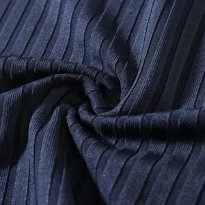 Close-up van de gedetailleerde textuur van de donkerblauwe verticaal gestreepte stof