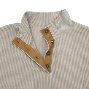 Détail de la texture en velours côtelé et du col boutonné d'un sweat-shirt pour homme.